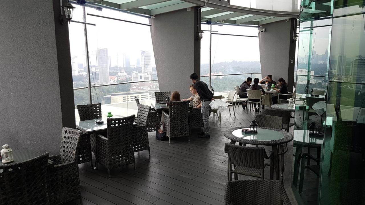 Starsbed Klcc Skyview Roof Pool Hostel Kuala Lumpur Exterior foto